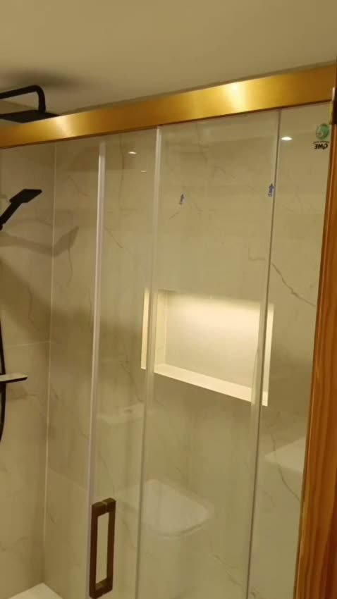 Fotograma de «El Baño Ámbar, de la pared picada a la ducha»
