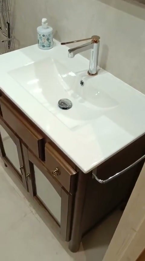 Fotograma de «Un baño en mármol claro, terminado»