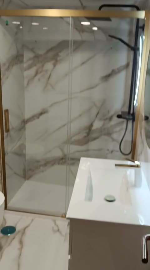 Fotograma de «El Baño Golden Ice, terminado»