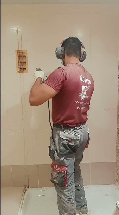 Fotograma de «Abriendo roza para la instalación nueva»