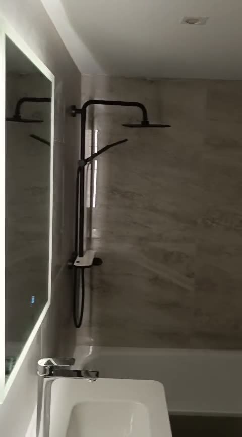 Fotograma de «Un baño terminado, de la puerta a la ducha»
