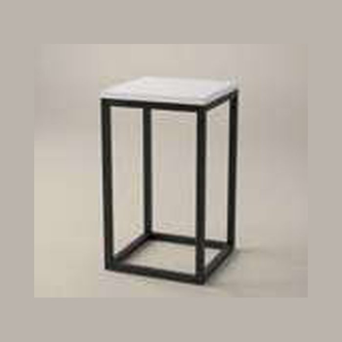 Tabouret Wall noir. 30 × 30 cm et 52 cm de haut, structure noire