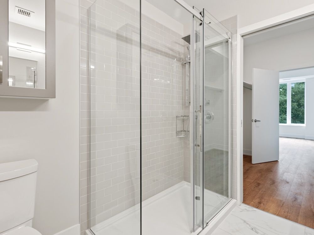 Mampara de cristal templado con perfilería fina en una ducha rectangular