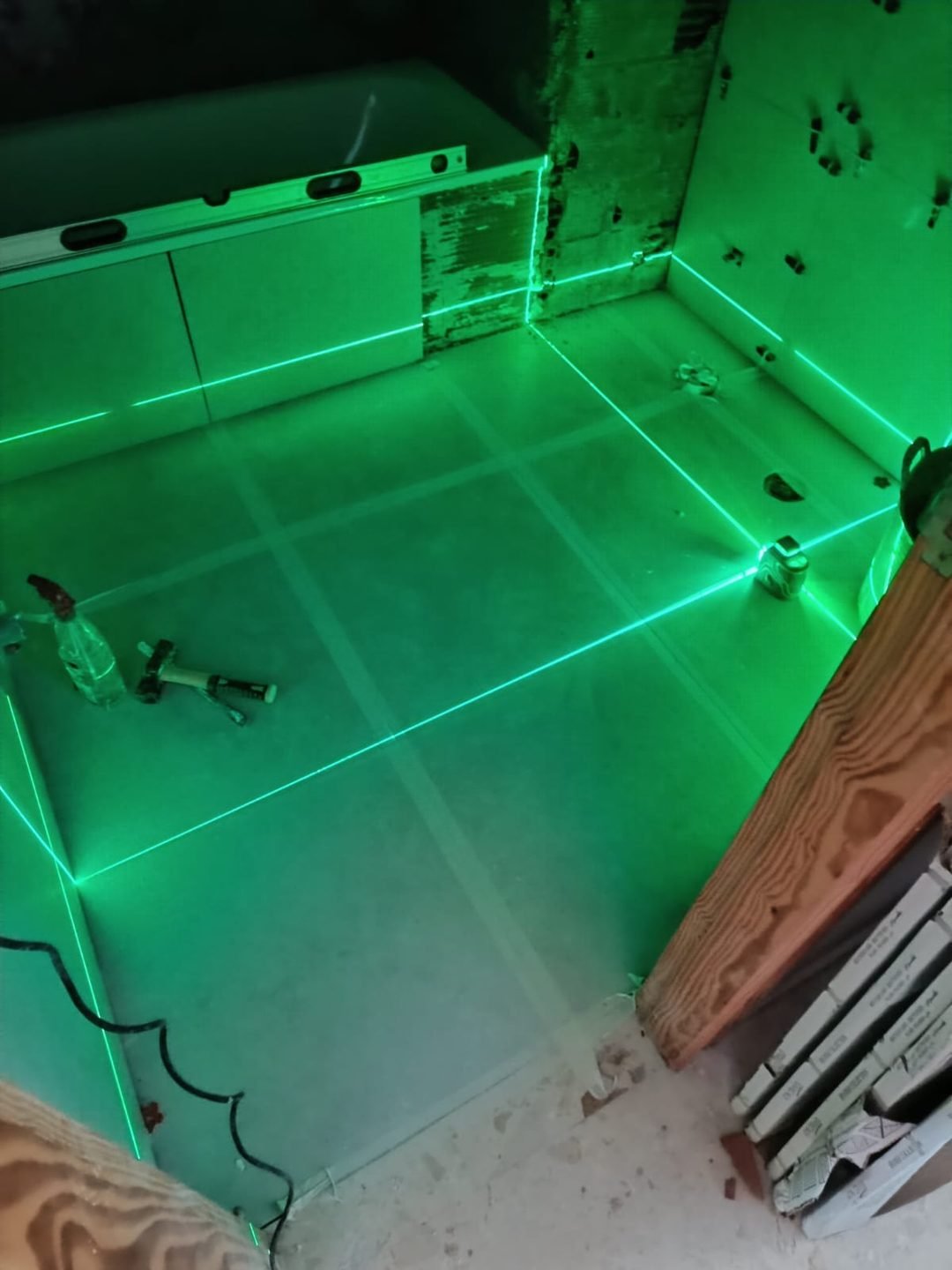 Laser level projecting the setting-out heights onto the floor