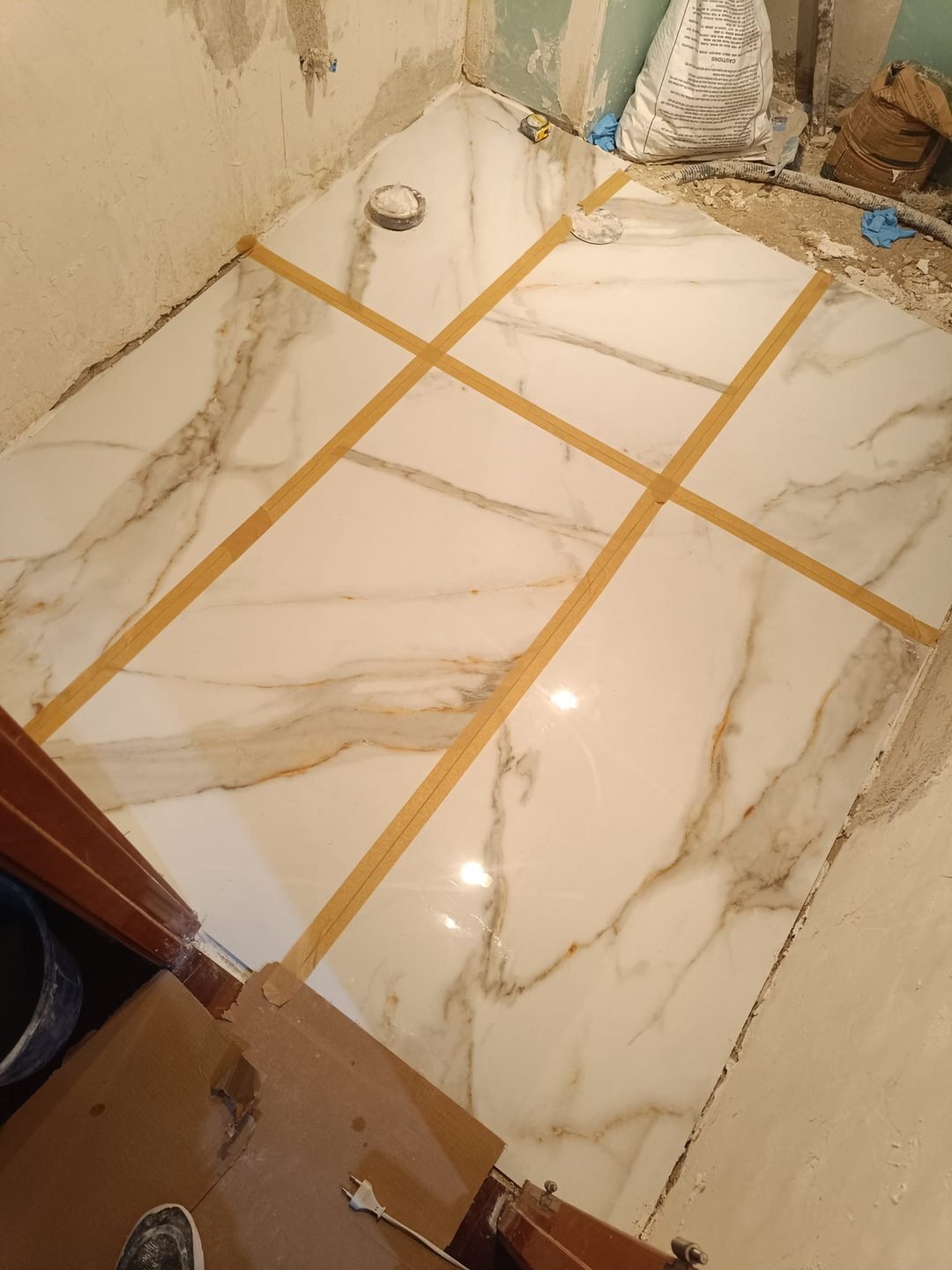 Large-format porcelain pieces protected before being laid