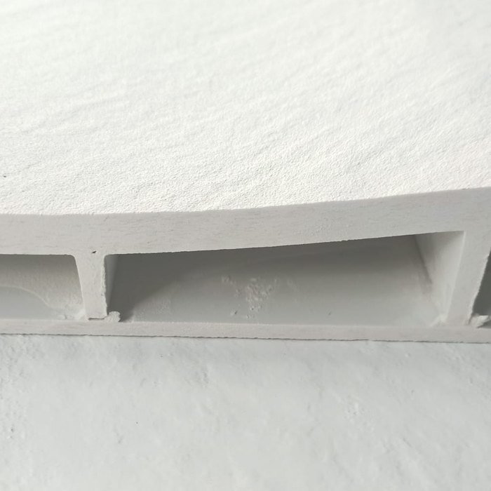 Plato de ducha anti impacto. Por dentro no es macizo: lleva cámaras y nervios, como una viga