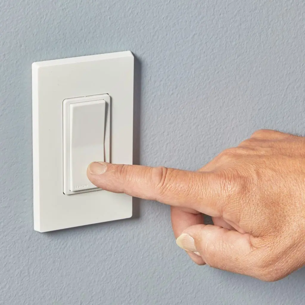Electricista profesional cambiando interruptor