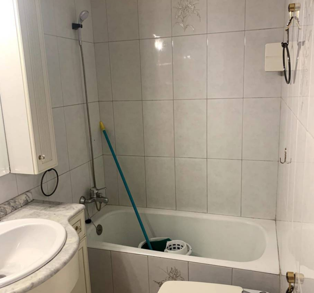 Estilo antes reforma baño pequeño con bañera, fregadero y paredes blancas