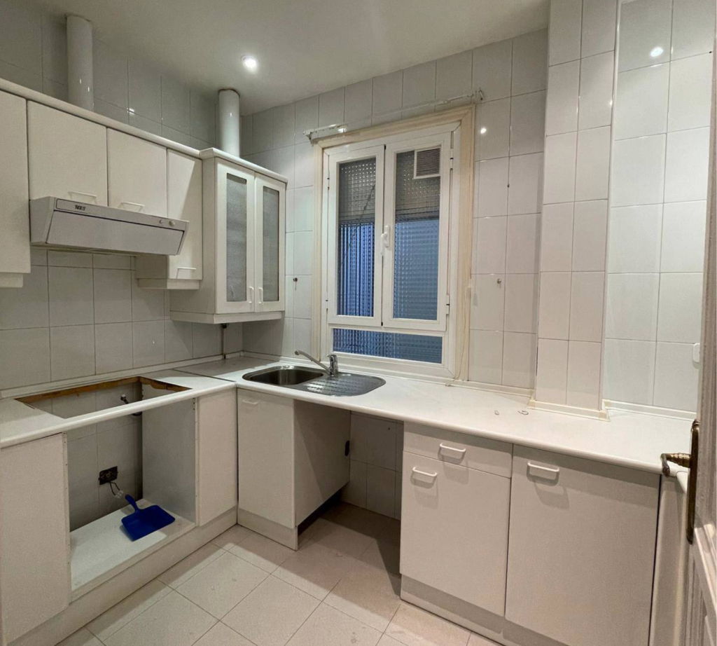 Estado inicial de una cocina antes de la reforma, mostrando el espacio previo a su transformación con un nuevo estilo, Servicio de diseño moderno y soluciones funcionales para el hogar
