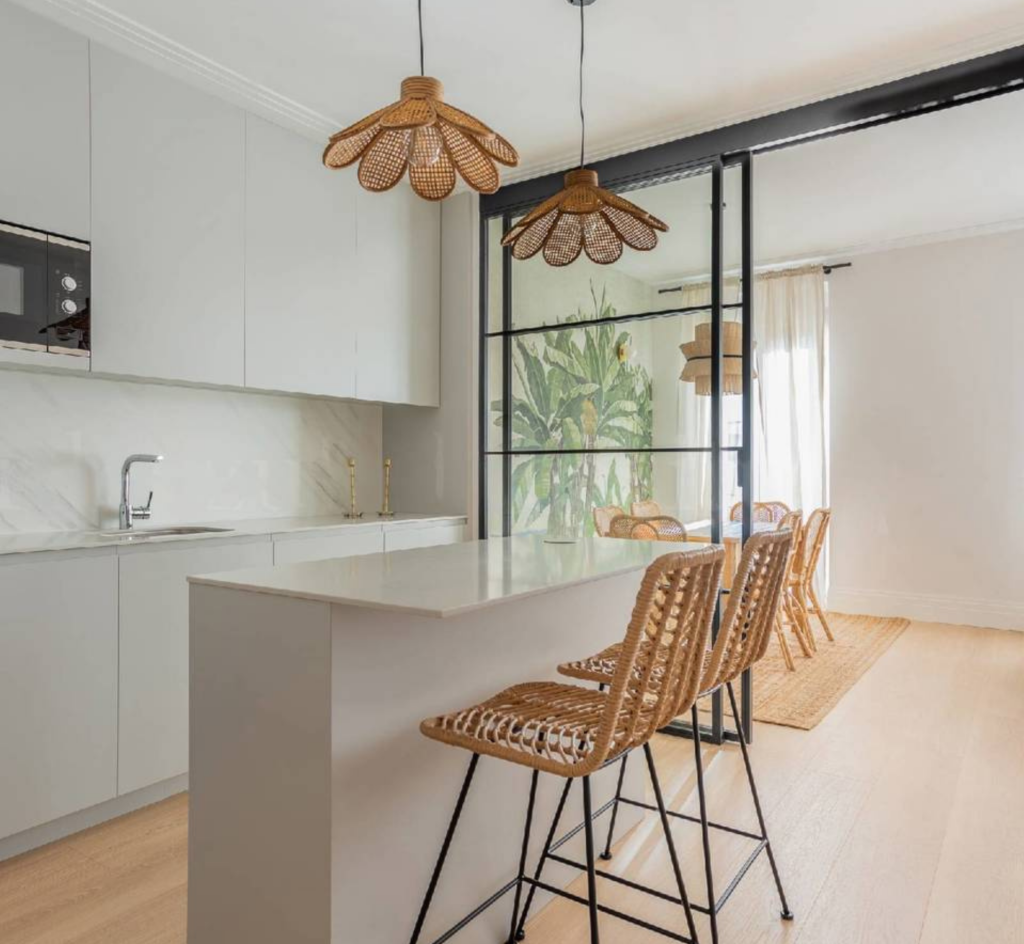 Arregla Mi Hogar renueva Cocina después de la reforma con diseño moderno, estilo elegante y distribución funcional, transformando el espacio en un ambiente luminoso, cómodo y adaptado al hogar actual
