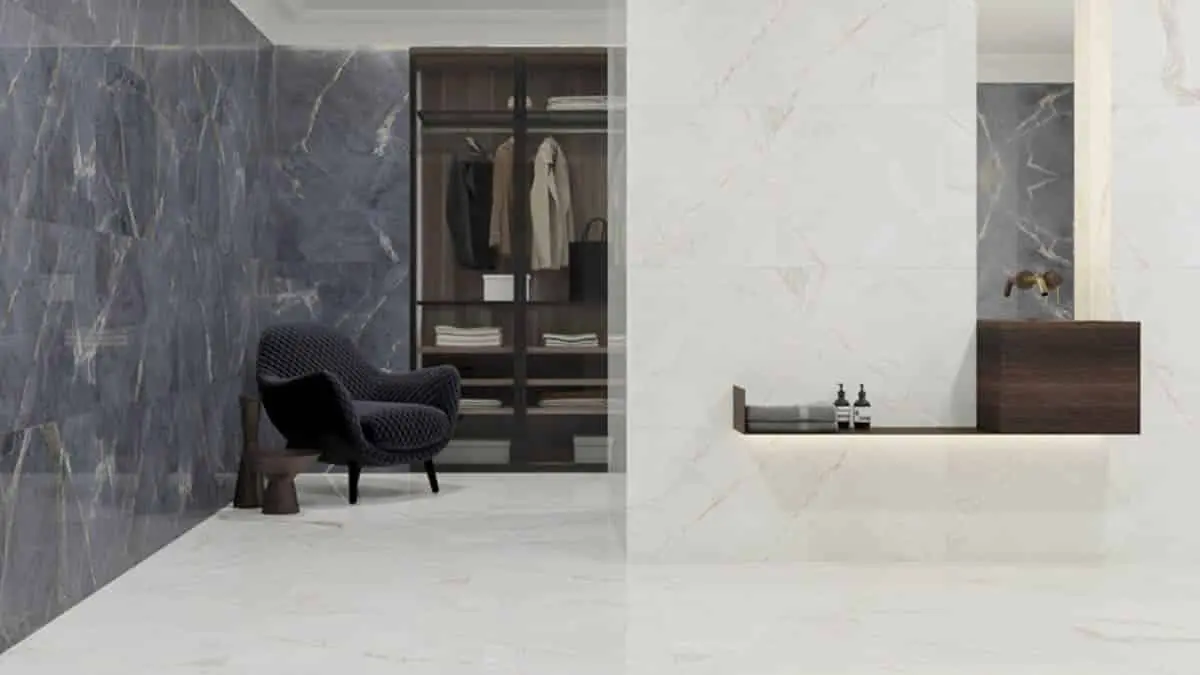 Suelo porcelánico gran formato en interior moderno con paredes efecto mármol, acabado elegante, alta resistencia y continuidad visual