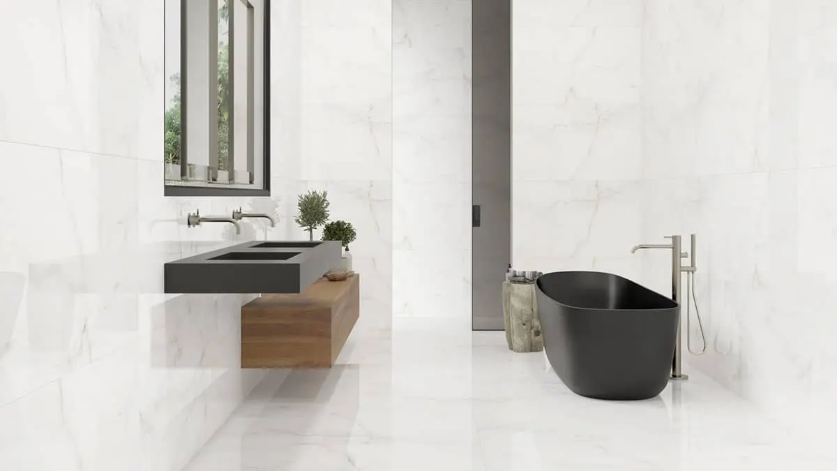 Suelo porcelánico gran formato en baños modernos, aportando continuidad visual, acabado efecto mármol blanco y una superficie resistente de estilo elegante.