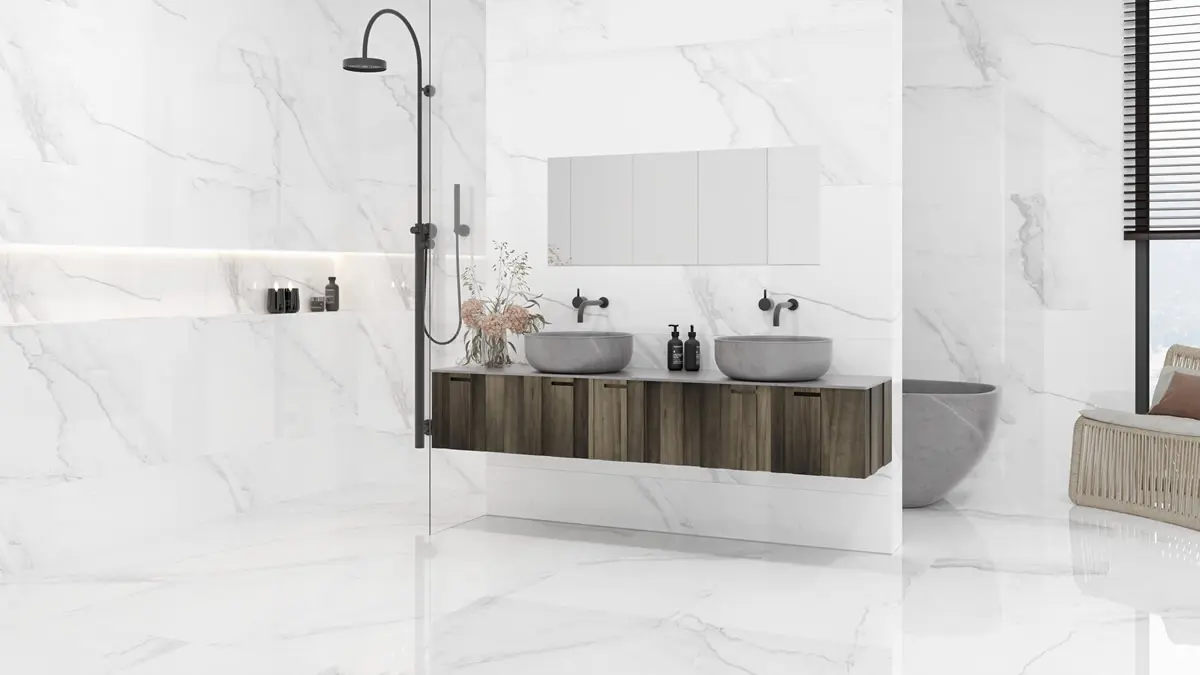suelo porcelánico gran formato en baño luminoso, con acabado efecto mármol blanco, alta resistencia y diseño elegante para reformas modernas.