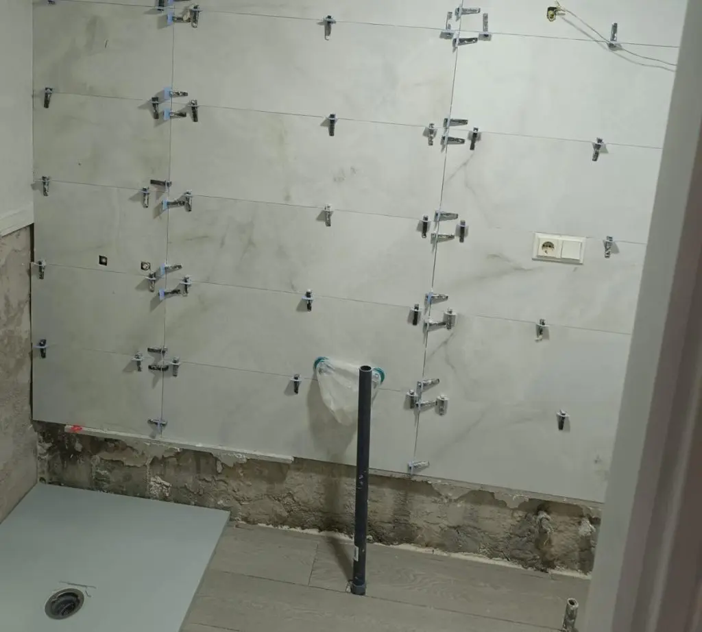 reforma baño cambio pared