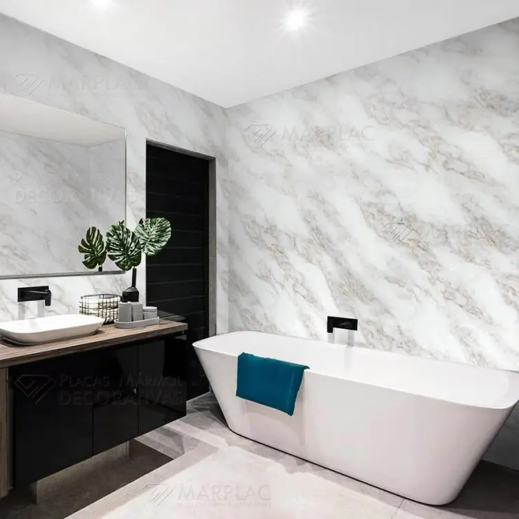 Diseño moderno de baño con placas decorativas efecto mármol color tierra y acabado brillo, resistentes a golpes y arañazos, a la humedad y de fácil mantenimiento.