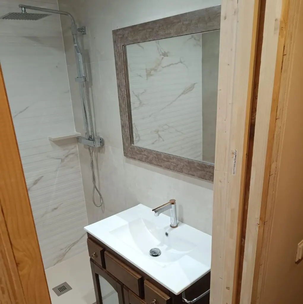 proceso reforma baño final con ducha y fregadero nuevos