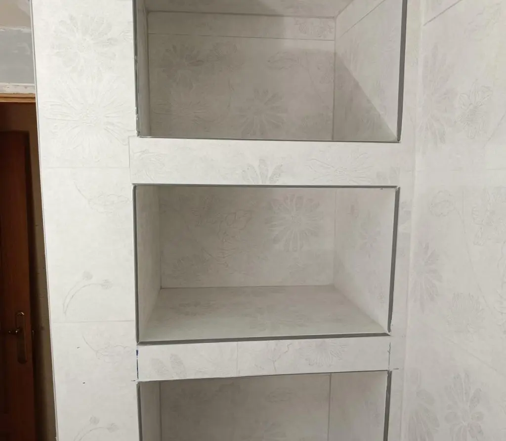 reforma baño estanteria