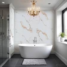 Colocación de placas decorativas para baño con diseño moderno y elegante, creando espacios únicos, servicios funcionales y personalizados para renovar el hogar con estilo