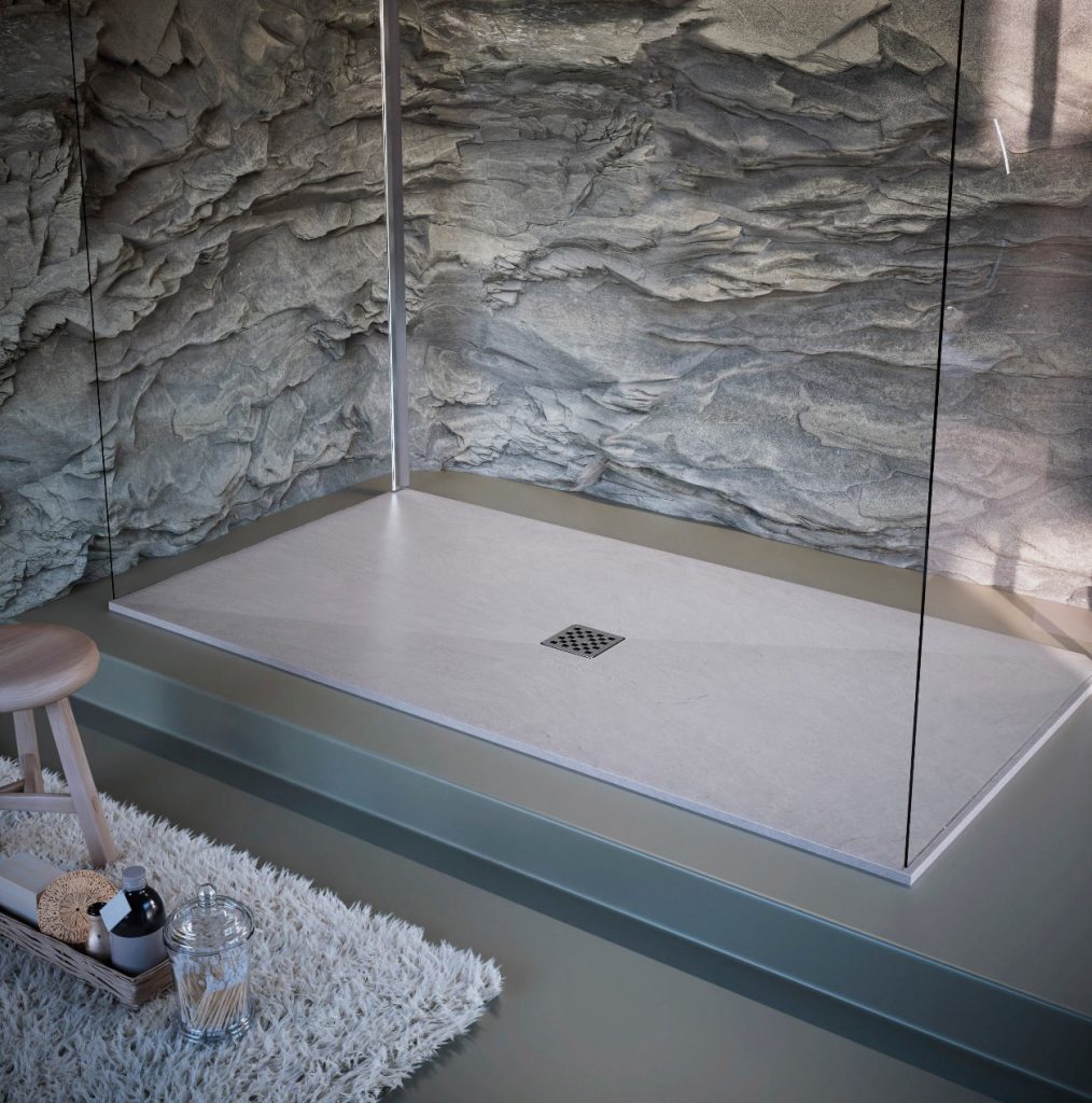 Instalación de plato de ducha moderno para el hogar, combinando diseño elegante, funcionalidad y soluciones a medida para crear espacios cómodos, seguros y personalizados