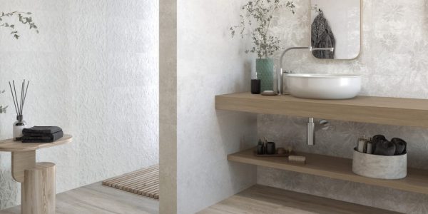 Baño moderno con lavabo sobre encimera y detalles naturales