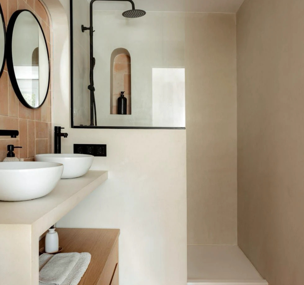 Estilo despues reforma baño pequeño con ducha, dos espejos y dos fregaderos