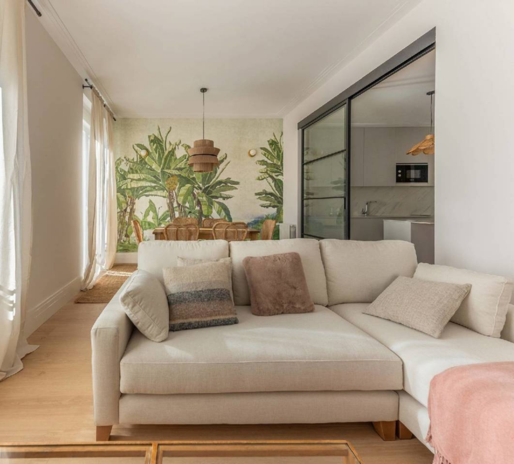 Estilo salon piso despues reforma con muebles